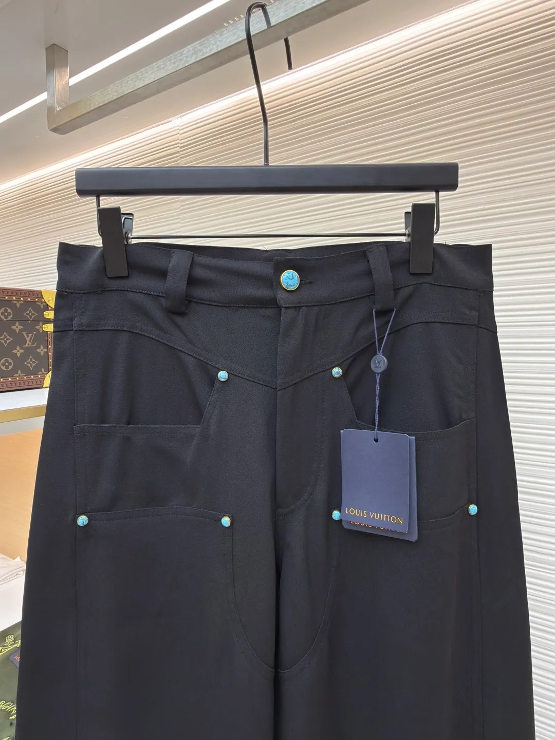 LOUIS VUITTON turquoise wool blend wide trousers ●Original version: Purchased and developed for 12700 ●Item number: 1680799-B40 ●Fabric: wool blended fabric ●Technology: Inlaid production ●Version: fitted version ●Weight: about 735 grams ●Size: 46-48-50-52 ●Description: Made of 100% sheep wool fabric with a weight of 480g. It is spun and dyed using this year's newly sheared sheep wool material. It is woven with high-speed rapier in a dust-free and static-free workshop. It has a double-sided weave, a satin weave on the back and a hemp pattern on the front. It is equipped with 60s cotton imitation Tencel twill lining and back pockets. Stenciled genuine motorcycle leather with embossed embossed seal, Swiss tooth bronze square slider and closed zipper, I-shaped buckle + rivets made of bronze with antique gold base, inlaid with lettering film and turquoise flat buckle on the inside. The surface is hand-painted and then a blower blows away the paint and then sealed with a high-gloss transparent enamel, giving the overall vision a halo effect. The overall wiring is straight and delicate, the fabric is comfortable and soft, and the color is consistent without color difference. It can be matched with the same style to create a fashionable look and control various occasions. Customized accessories, complete with three standards, same style for men and women!